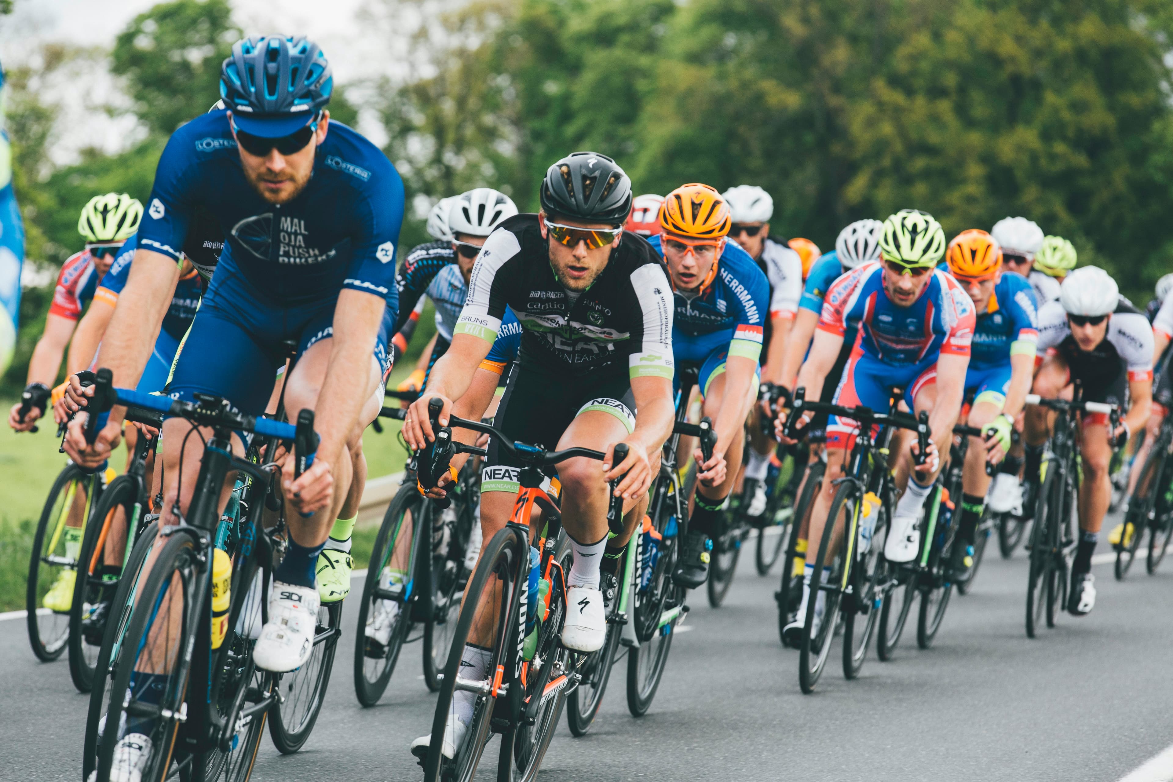 Groupe de cyclistes sur une route goudronnée
