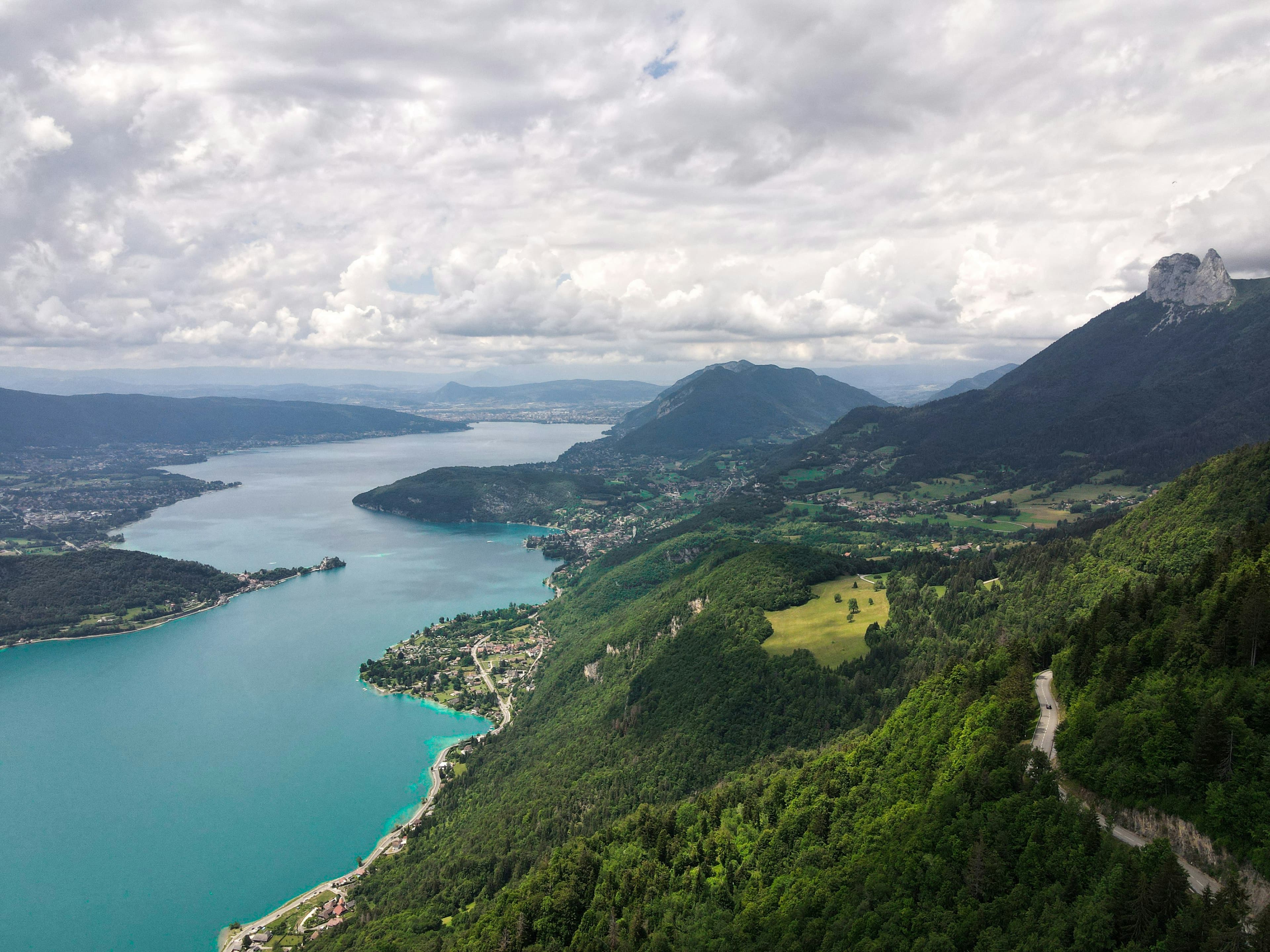 Montagne verdoyante au bord d'un lac