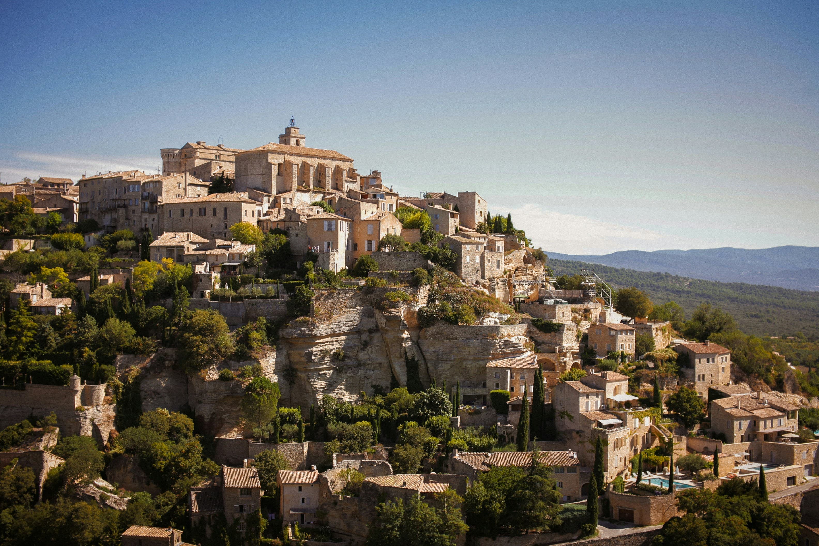 Village au sommet d'une colline entourée d'arbres