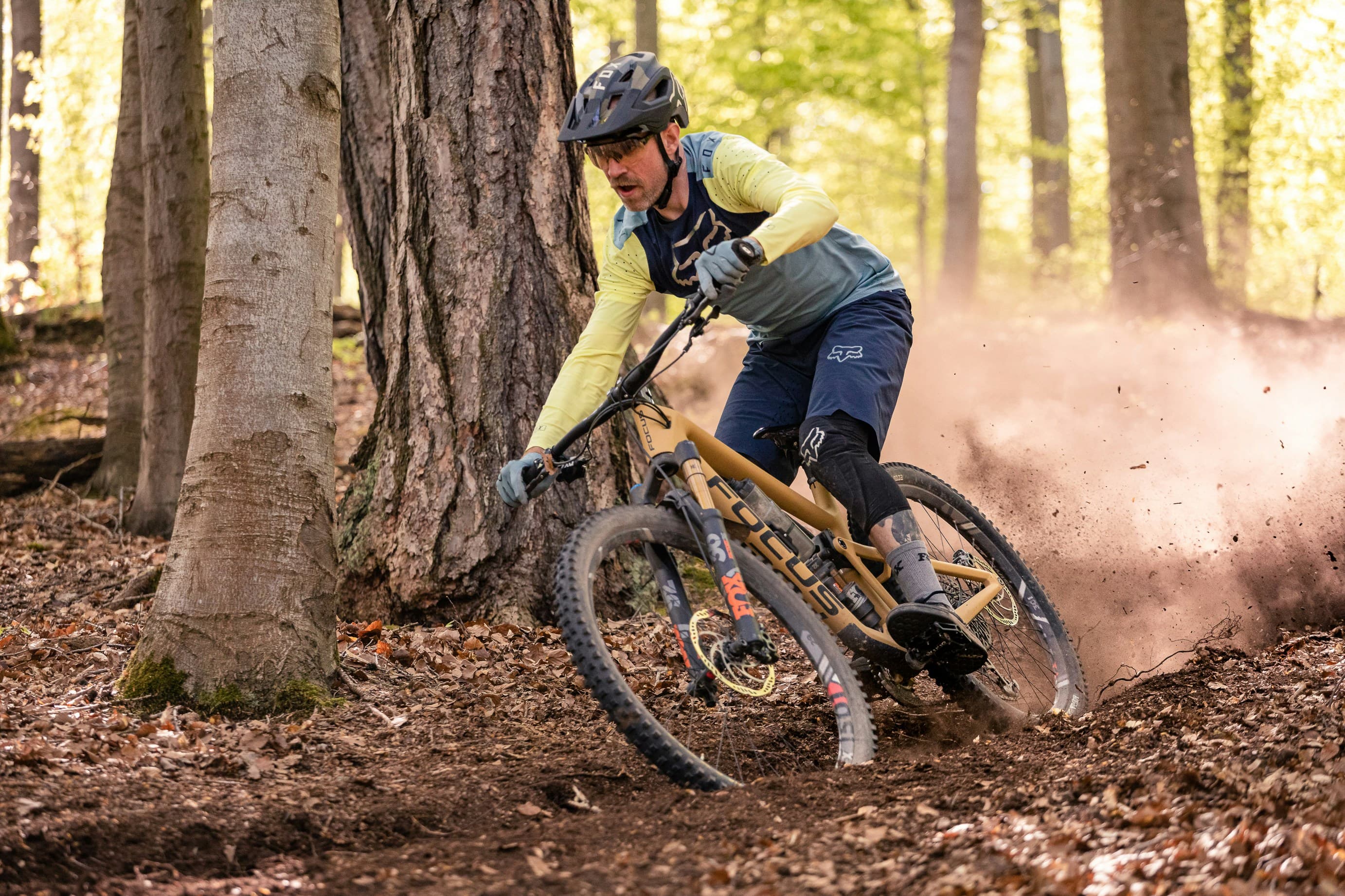 Vététiste roulant sur un single en forêt