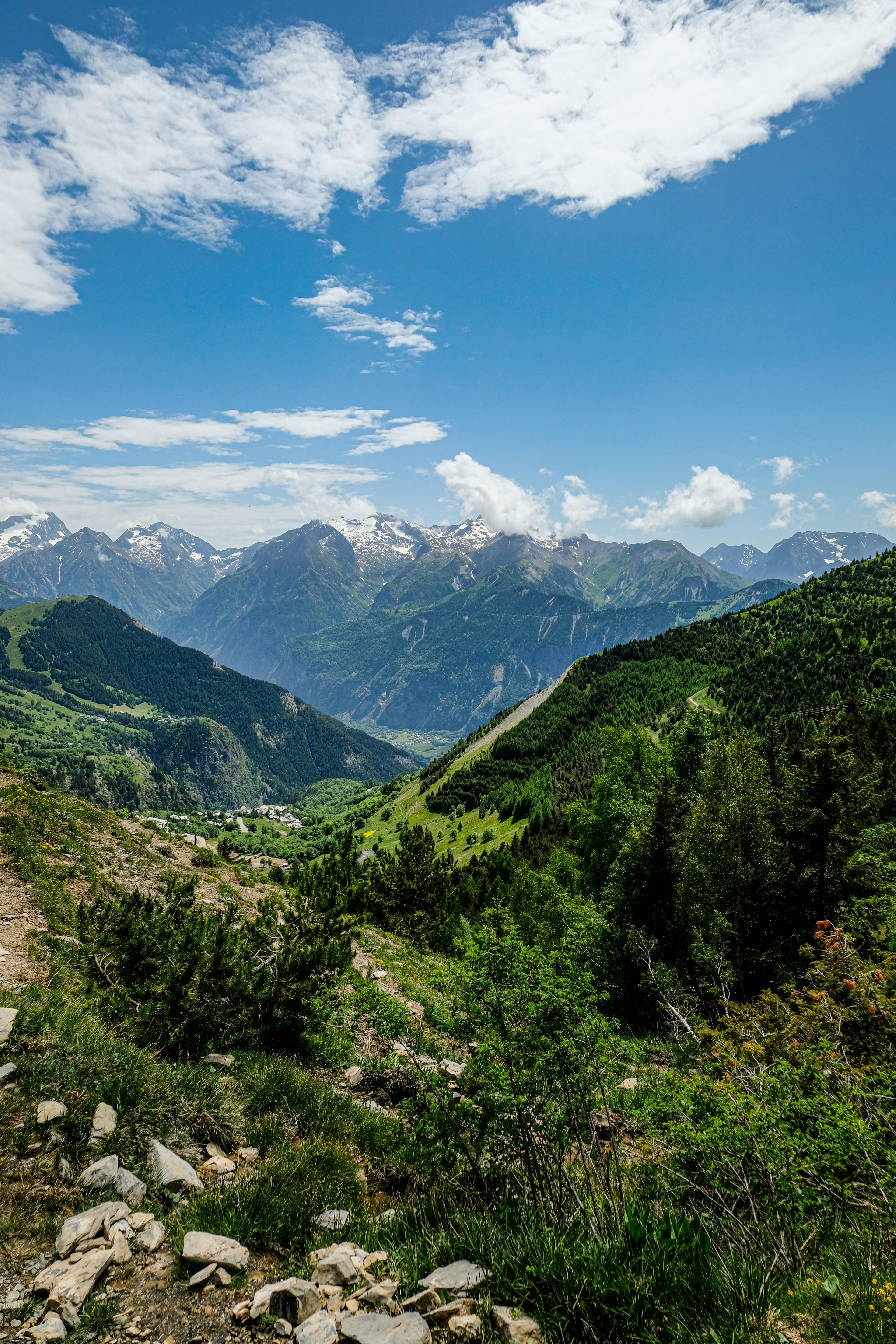 Vue panoramique d'une chaîne de montagnes avec un sentier