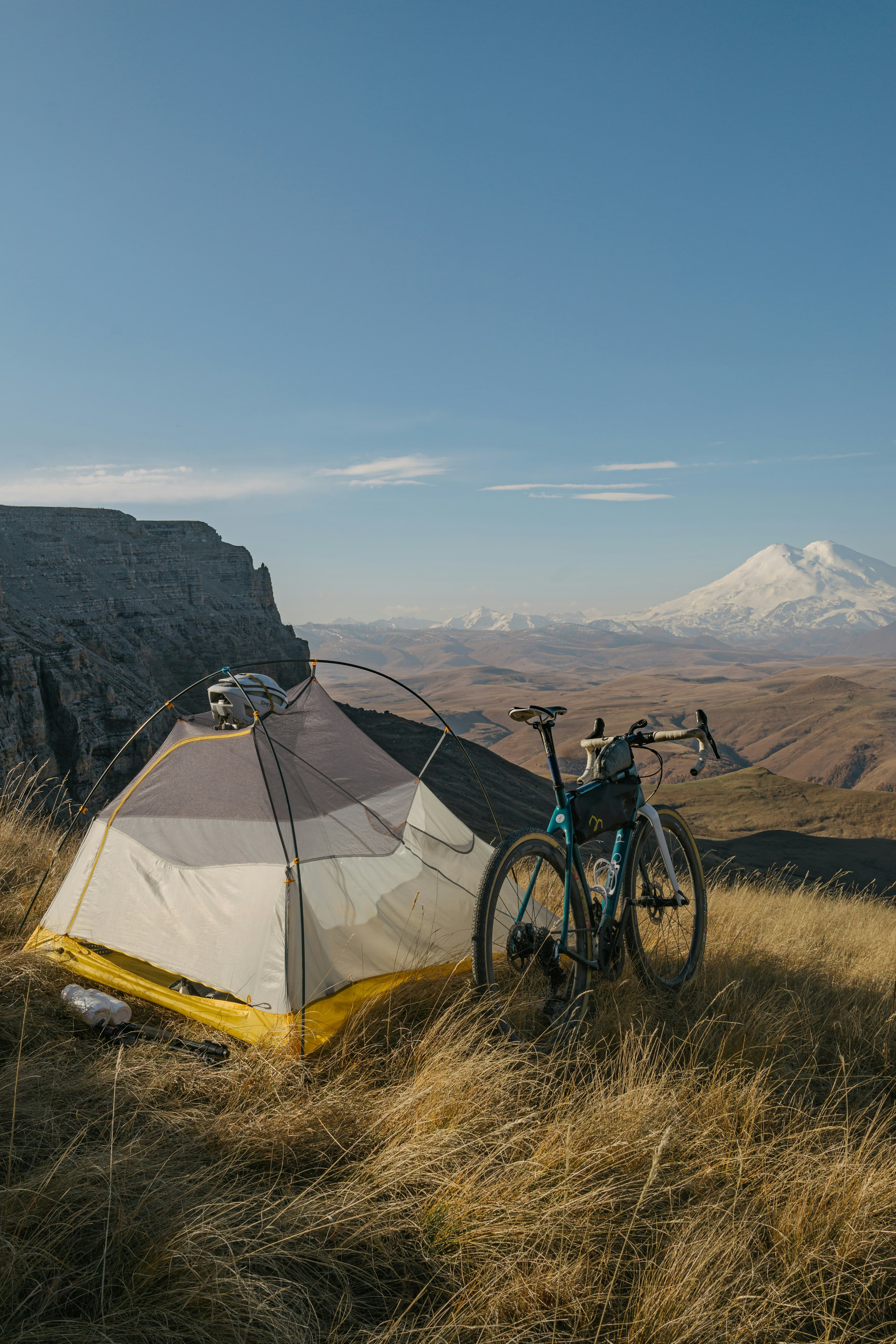 Vélo garé à côté d'une tente