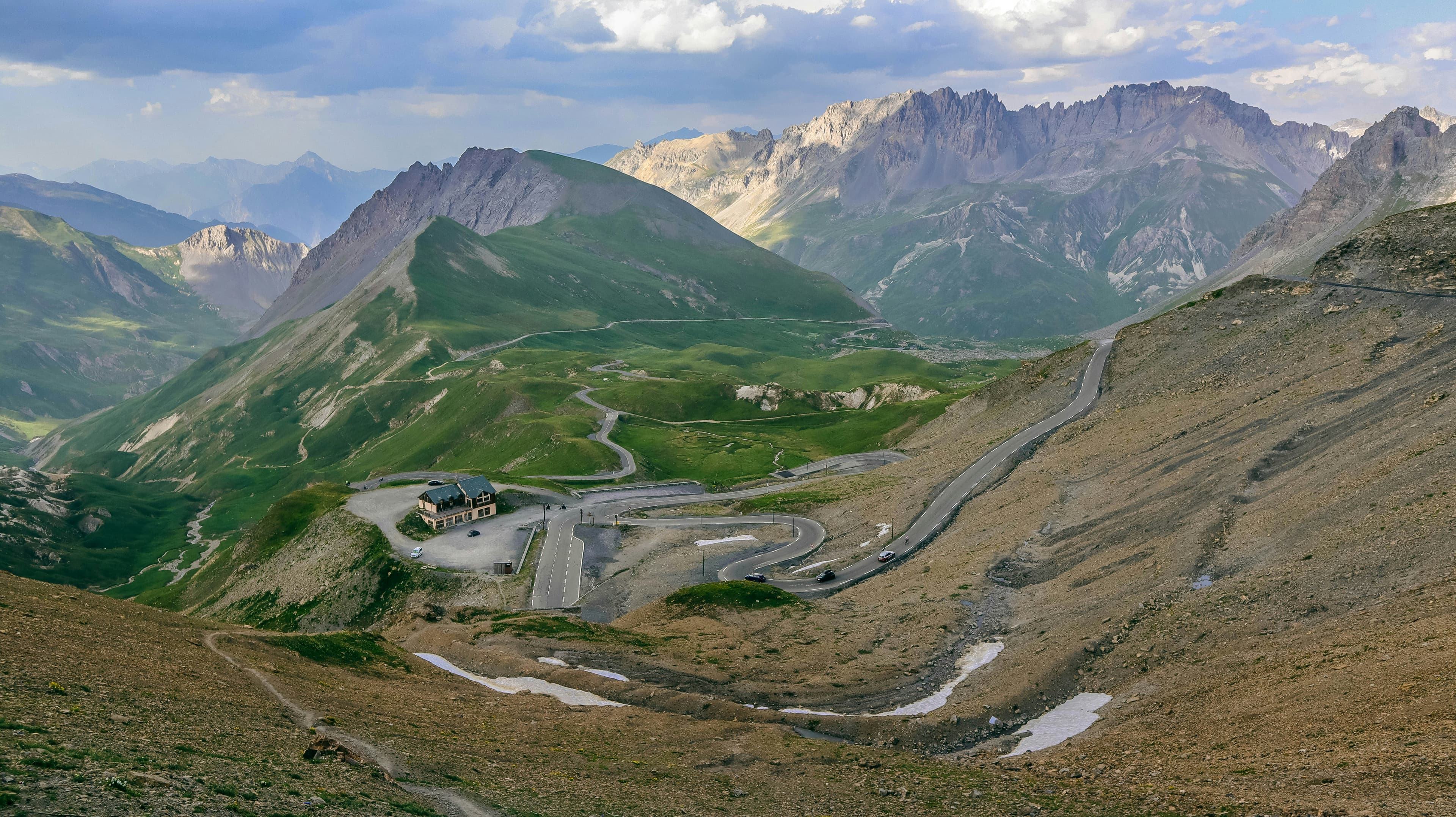 Route dans une vallée entre des montagnes