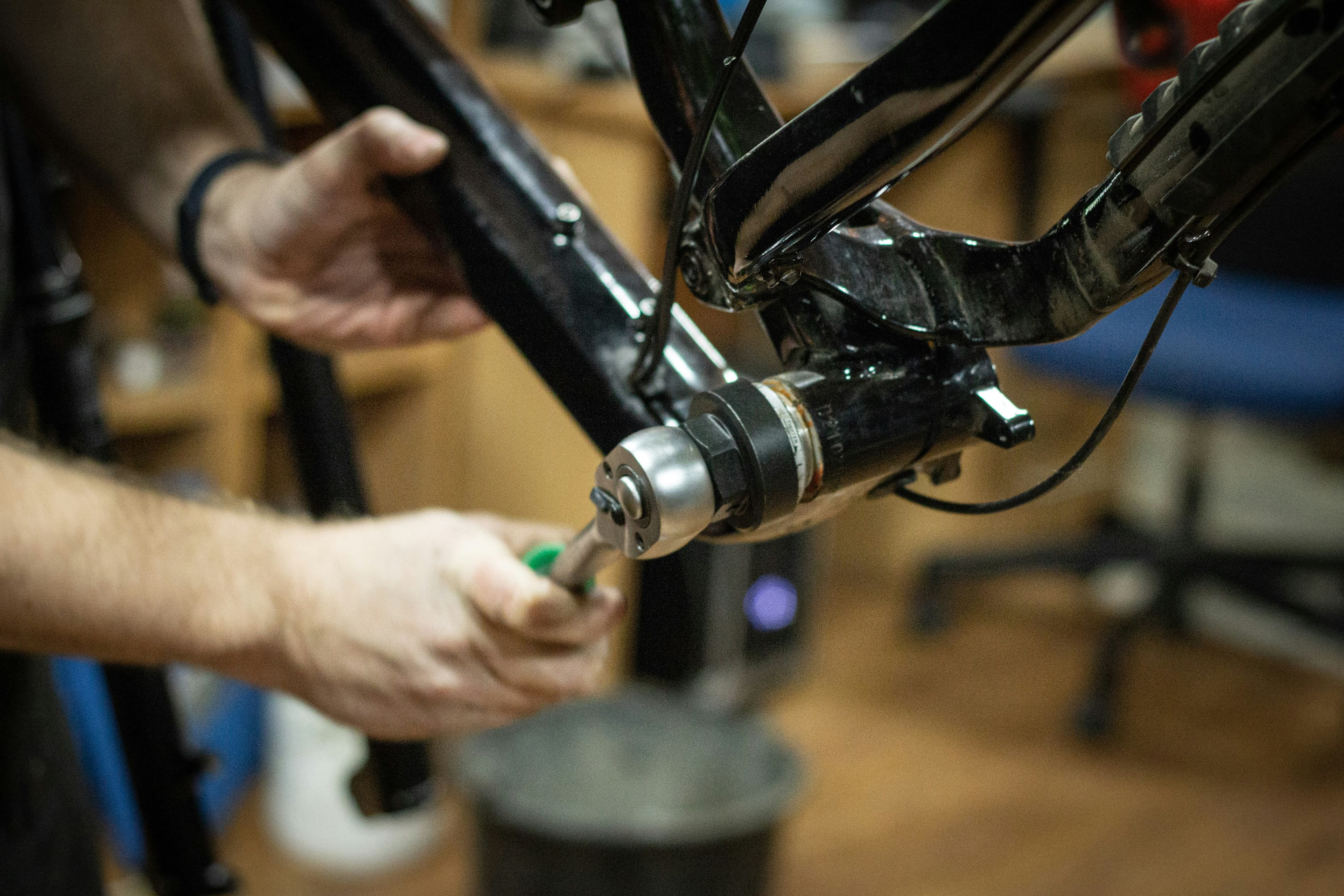 Personne travaillant sur un vélo