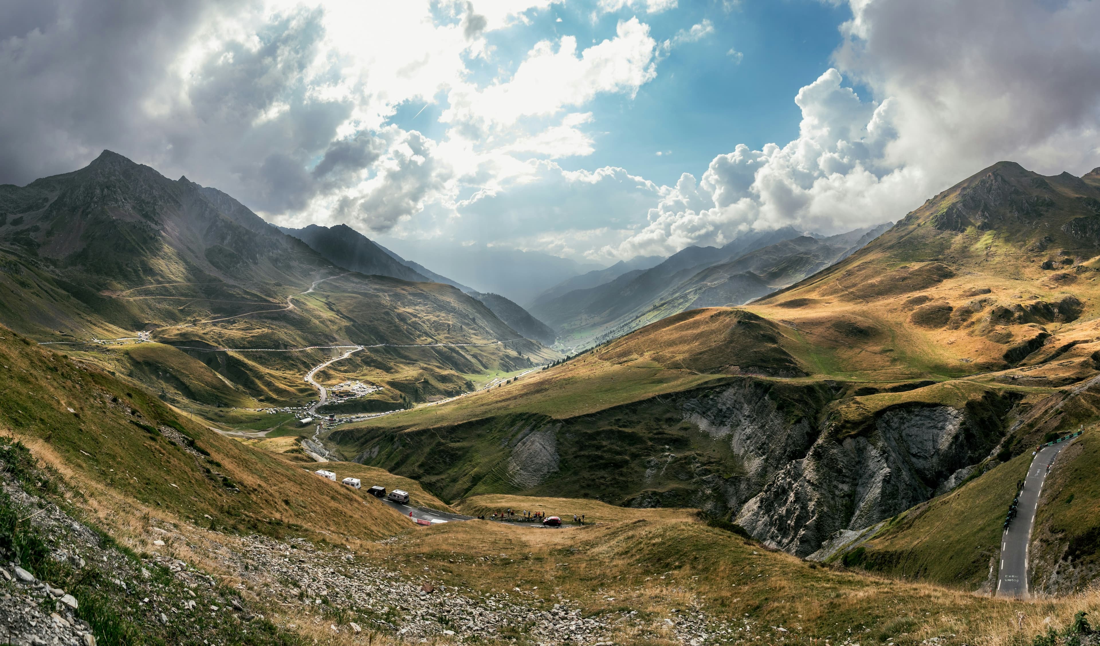 Vue panoramique d'une vallée de montagne