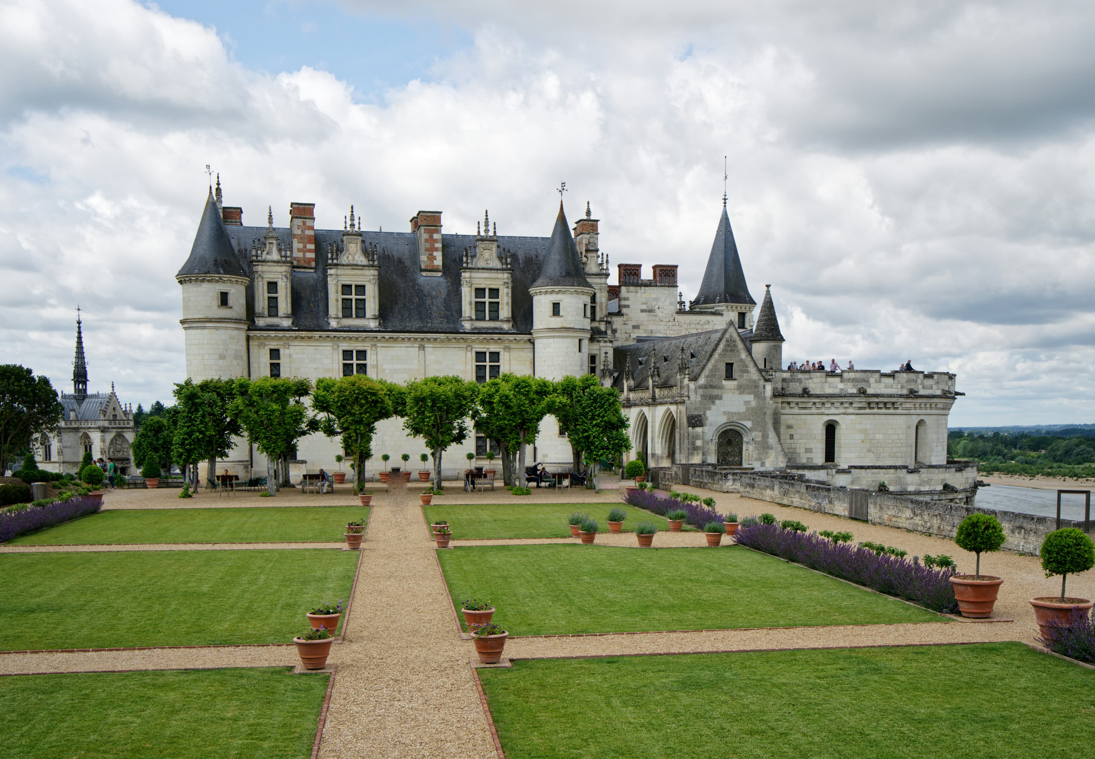 Grand château avec un jardin en façade