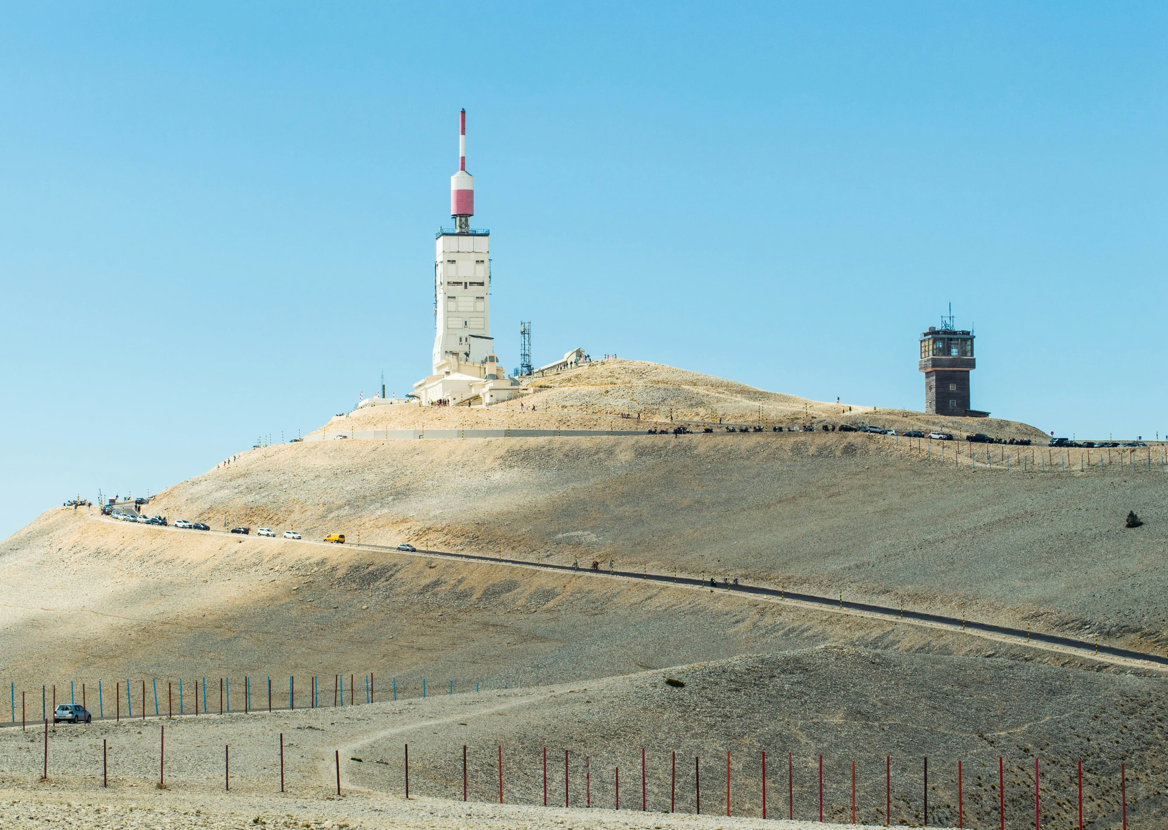Sommet de colline surmonté d'une tour