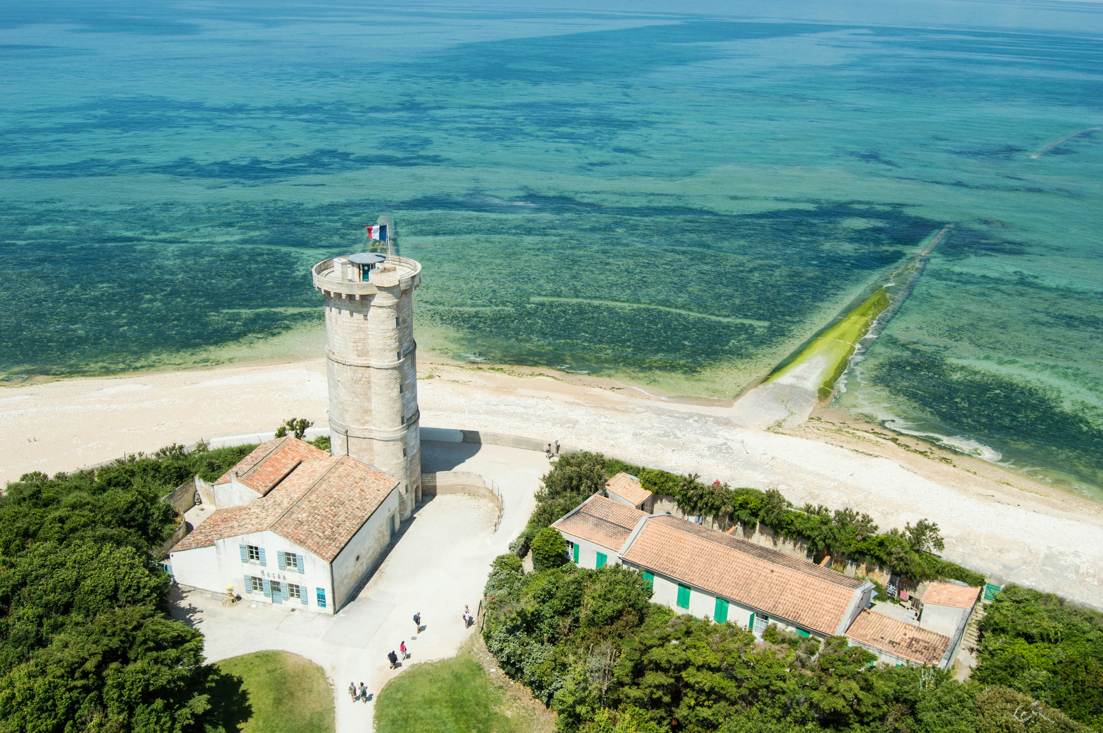Vue aérienne d'un phare sur une plage