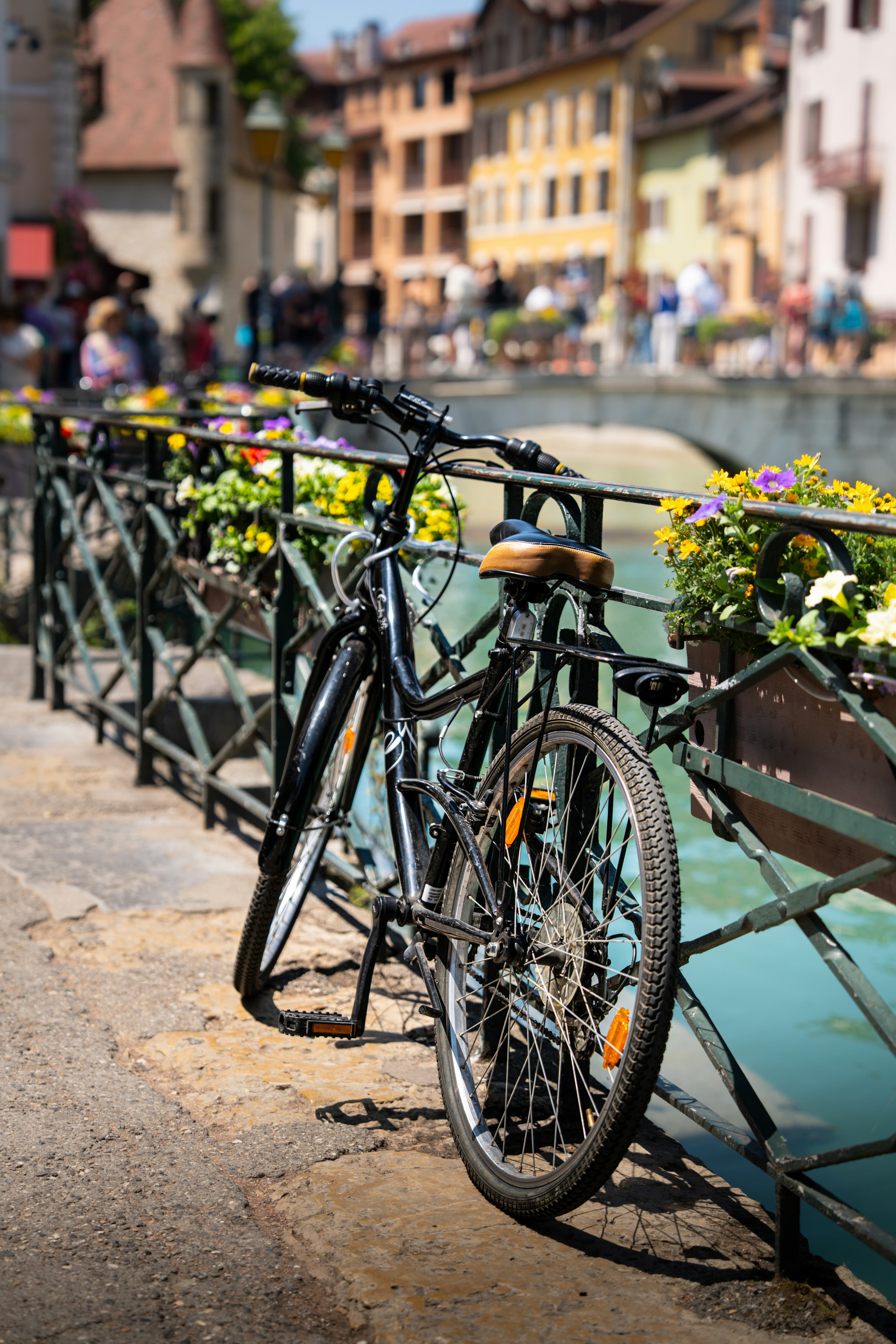 Vélo au repos au bord de l'eau